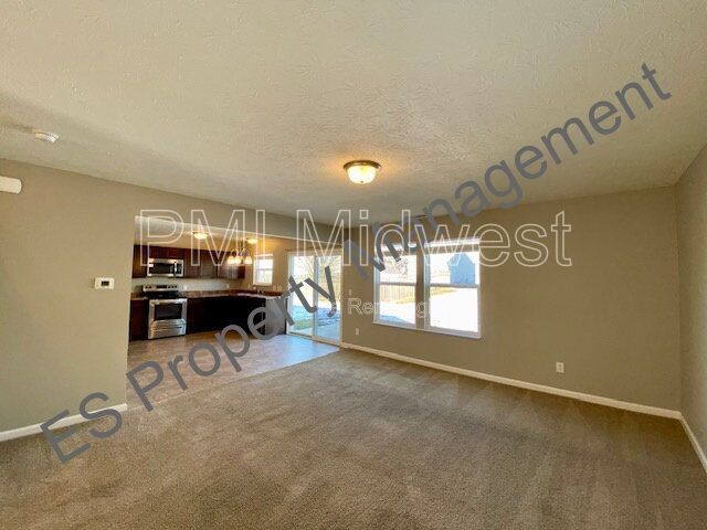 Beautiful 4 bedroom, 2.5 bathroom home in Ingalls- Prairie Hollow Community property image