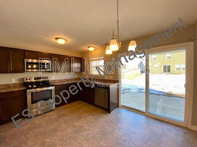 Beautiful 4 bedroom, 2.5 bathroom home in Ingalls- Prairie Hollow Community property image