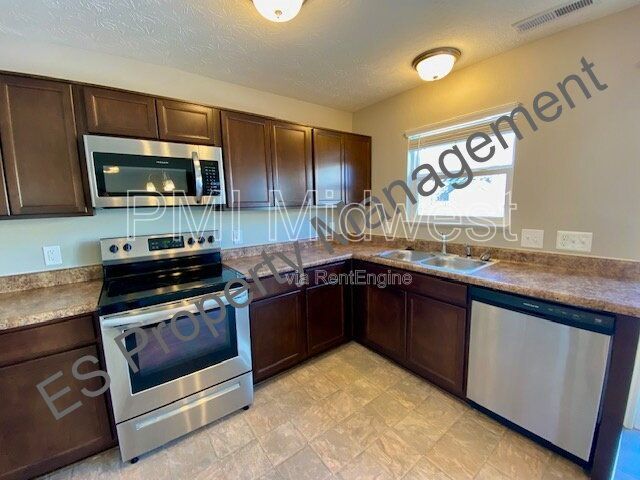 Beautiful 4 bedroom, 2.5 bathroom home in Ingalls- Prairie Hollow Community property image