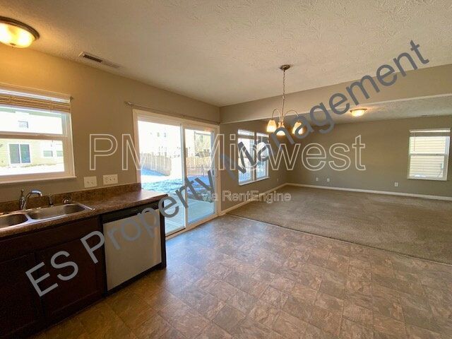 Beautiful 4 bedroom, 2.5 bathroom home in Ingalls- Prairie Hollow Community property image