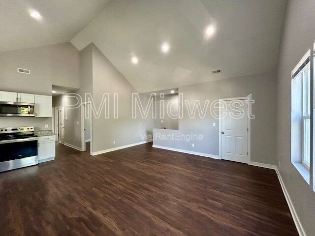 **SPECIAL** $250 OFF 2ND MONTH'S RENT** 3 Bedroom 2 Bath Duplex in the Heart of Indianapolis property image