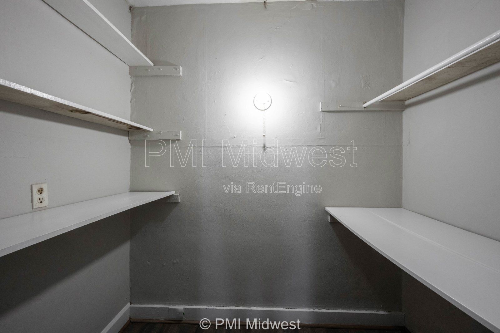 Charming 1-Bedroom Duplex in Indianapolis with Spacious Layout and Convenient Location property image