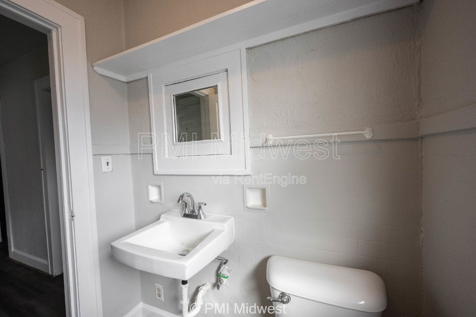 Charming 1-Bedroom Duplex in Indianapolis with Spacious Layout and Convenient Location property image